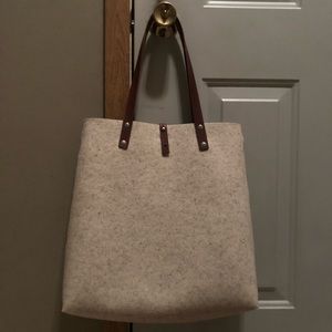 Felt tote bag made of wool and leather